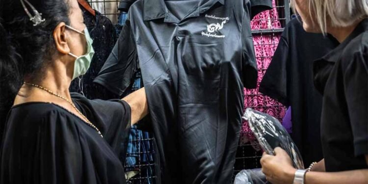 काले कपड़ों पर लगा बैन! जानिए किस देश में अचानक मच गई किल्लत और क्यों दिया गया खास आदेश