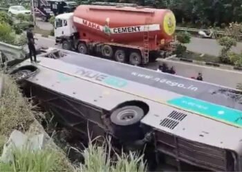 तेलंगाना में बड़ा हादसा: बस पलटने से 20 यात्री घायल, कुरनूल के बाद फिर दहशत