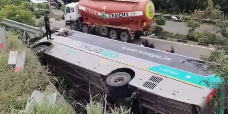 तेलंगाना में बड़ा हादसा: बस पलटने से 20 यात्री घायल, कुरनूल के बाद फिर दहशत