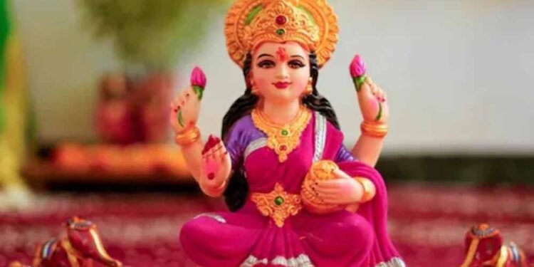 मां लक्ष्मी को खुश करने के सरल उपाय, जो बनाए रखें आपके धन का लगातार प्रवाह