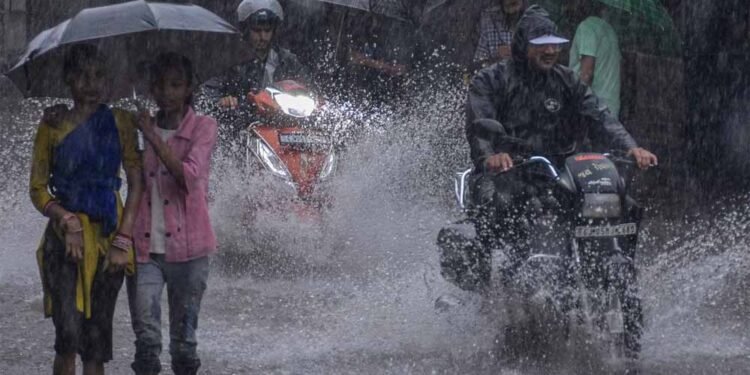देश में बन गया कम दबाव का क्षेत्र, अगले 7 दिन इन राज्यों में बरसेंगे मूसलाधार बारिश के बादल