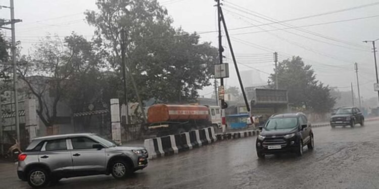 मध्यप्रदेश में आंधी-बारिश का दौर, दिन का पारा 23° से नीचे; 11 जिलों में अलर्ट