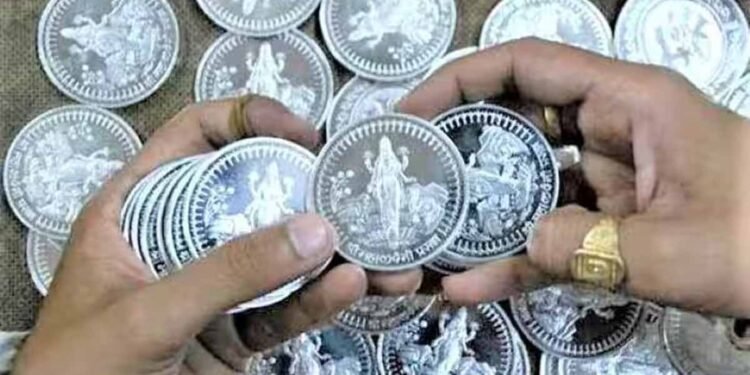 त्योहारी सीजन में नकली चांदी के सिक्कों का धंधा चरम पर, मिलावटखोरों से रहें सावधान!