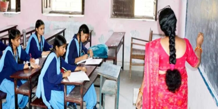 मध्य प्रदेश: चार अस्थायी शिक्षकों को हटाने में अधिकारियों की चूक, 14 साल में 8 लाख रुपये से ज्यादा की सैलरी ली