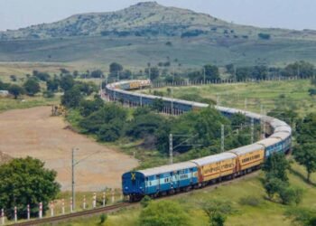 त्योहार से पहले ट्रेनों में जबरदस्त भीड़, स्लीपर और एसी में सीटें फुल, यात्री परेशान