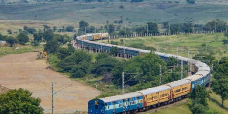 त्योहार से पहले ट्रेनों में जबरदस्त भीड़, स्लीपर और एसी में सीटें फुल, यात्री परेशान