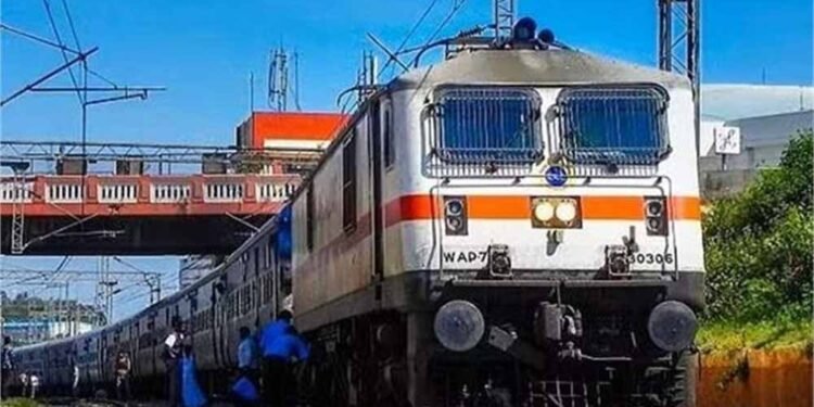 रेल हादसा: चलती ट्रेन से गिरे 3 यात्री, 2 की मौत, 1 की हालत गंभीर