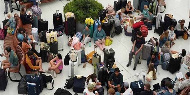 अमेरिका में हवाई अफरा-तफरी! 118 उड़ानें रद्द, 8700 से ज्यादा देरी से रवाना — FAA ने दी बड़ी चेतावनी