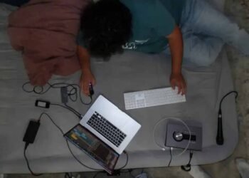 बिस्तर पर लैपटॉप चलाना पड़ेगा भारी, मदरबोर्ड जलने का बढ़ जाता है खतरा