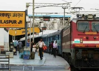 बिलासपुर स्टेशन पर RPF की नजरों से बचते अवैध वेंडर, कमर्शियल टीम ने 29 पकड़े