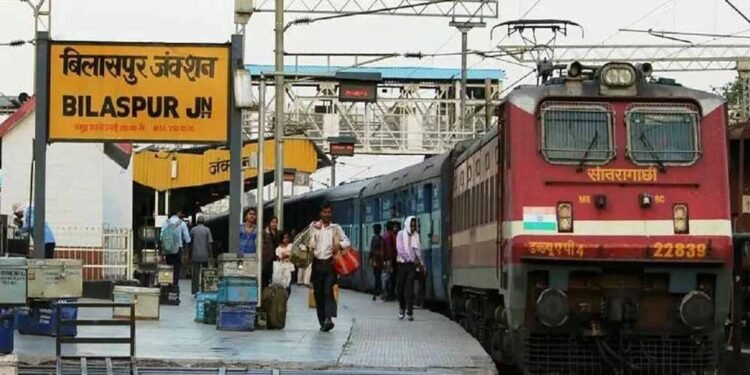 बिलासपुर स्टेशन पर RPF की नजरों से बचते अवैध वेंडर, कमर्शियल टीम ने 29 पकड़े