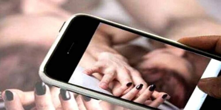 MMS क्या होता है? जानें कैसे लीक होती हैं प्राइवेट वीडियो और क्या है सजा का प्रावधान