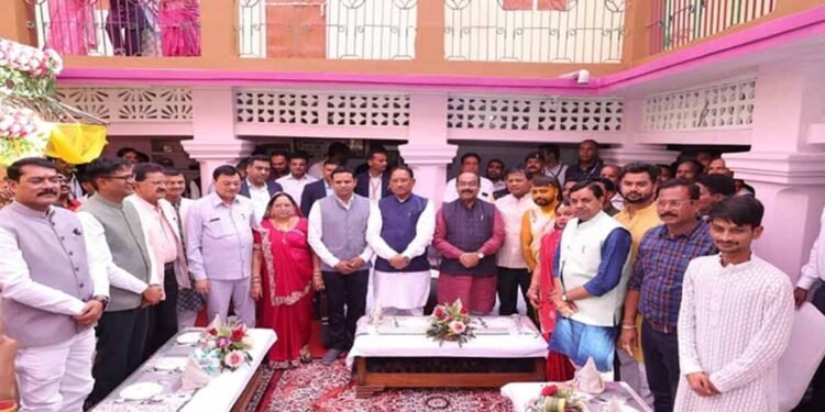 सीएम साय और कई मंत्री शामिल हुए श्रम मंत्री के घर शादी समारोह में, सांसद ज्योत्सना महंत भी मौजूद