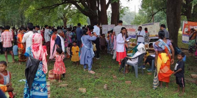 बीजापुर में विकास की दस्तकः धुर माओवाद प्रभावित क्षेत्र के सात गांवों में पहली बार लगा मेगा हेल्थ कैंप