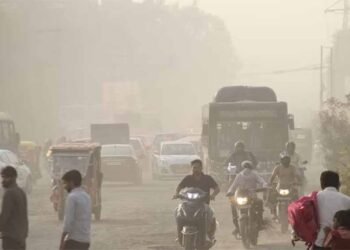 राजधानी में प्रदूषण का कहर: कई इलाकों में AQI 400 के पार, लोगों को सांस लेने में परेशानी