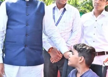 पैरों से चित्र उकेरने वाली पूनम बिटिया के जीवन में मुख्यमंत्री ने भरी नई उम्मीद- अब विशेष विद्यालय में मिलेगा शिक्षण और छात्रवृत्ति