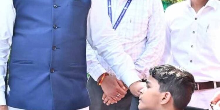 पैरों से चित्र उकेरने वाली पूनम बिटिया के जीवन में मुख्यमंत्री ने भरी नई उम्मीद- अब विशेष विद्यालय में मिलेगा शिक्षण और छात्रवृत्ति