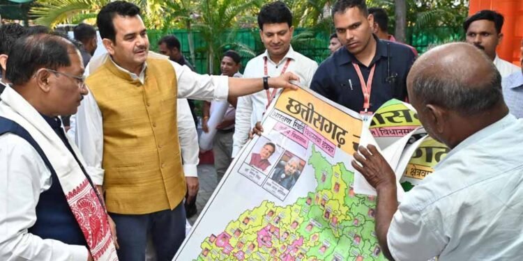 पेंटर शिवकुमार निराला ने मुख्यमंत्री विष्णु देव साय को भेंट किया विशिष्ट ‘राजनीतिक मानचित्र’