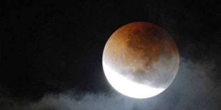 2027 का आखिरी चंद्र ग्रहण: जानें किन राशियों पर सबसे गहरा असर पड़ेगा
