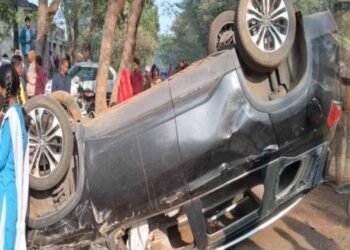 तेज रफ्तार कार ने बस स्टॉप पर इंतजार कर रहे ग्रामीणों को मारी टक्कर, एक की मौत, मां-बेटी गंभीर