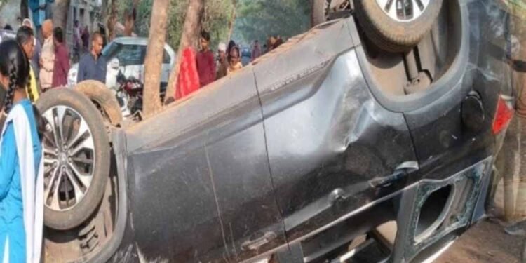 तेज रफ्तार कार ने बस स्टॉप पर इंतजार कर रहे ग्रामीणों को मारी टक्कर, एक की मौत, मां-बेटी गंभीर