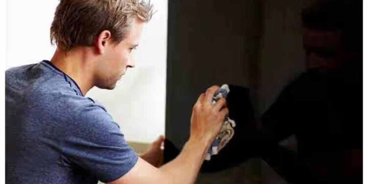 टीवी स्क्रीन को साफ करते समय ना करें यह छोटी−छोटी गलतियां