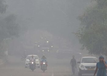दिल्ली-एनसीआर में हवा और जहरीली: AQI 400 पार, धुंध की चादर से बढ़ी चिंता