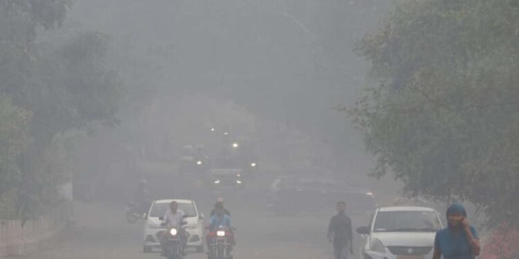 दिल्ली-एनसीआर में हवा और जहरीली: AQI 400 पार, धुंध की चादर से बढ़ी चिंता
