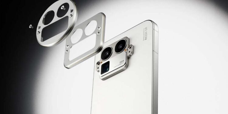 Realme GT 8 Pro लॉन्च: दुनिया का पहला फोन जिसका डिजाइन घर बैठे बदल सकेंगे यूज़र्स