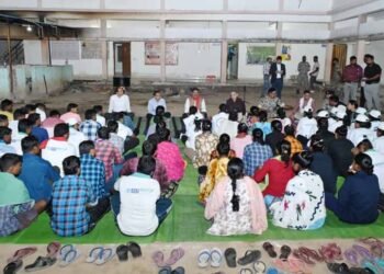 पुनर्वासित युवाओं के साथ उपमुख्यमंत्री ने लगाई चौपाल, खुद बैठकर युवाओं के बनवाये आधारभूत दस्तावेज