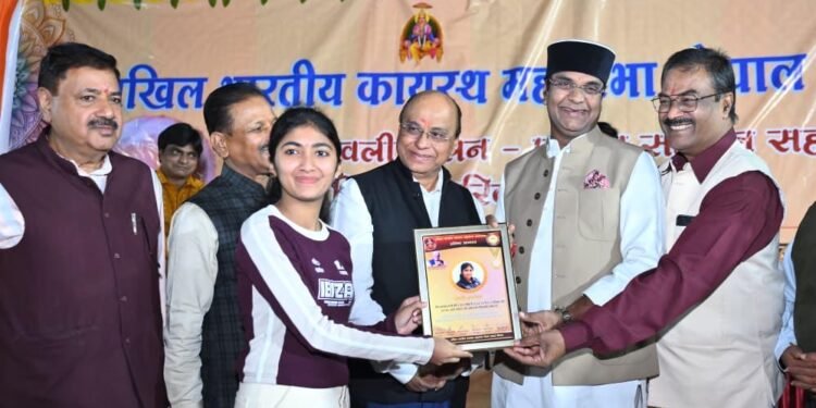 भोपाल में चित्रगुप्त धाम में आयोजित चित्रांश परिवार मासिक बैठक और दीपावली मिलन समारोह