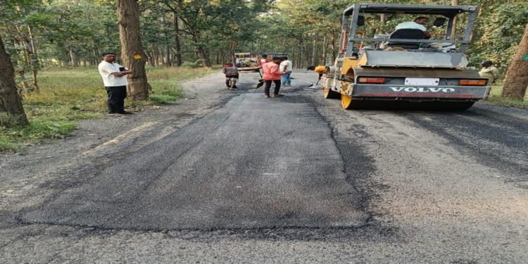 रायपुर : उप मुख्यमंत्री की घोषणा के अनुरूप कारीआम-बसंतपुर मार्ग और गौरेला-वेंकटनगर मार्ग में तेजी से चल रहा है बीटी पेच रिपेयर का कार्य