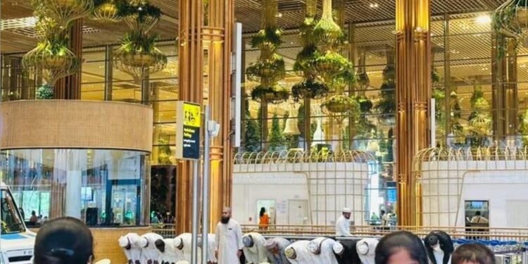 बेंगलुरु एयरपोर्ट पर सामूहिक नमाज पर विवाद, बीजेपी ने सिद्धारमैया पर जताई नाराजगी