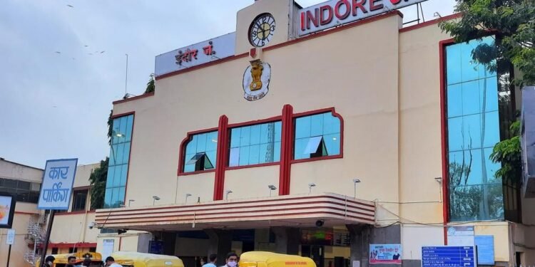 इंदौर स्टेशन पर भरोसेमंद सवारी, QR कोड से मिलेगा ऑटो-रिक्शा ड्राइवर का डेटा