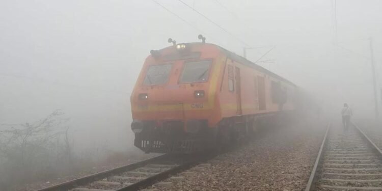 कोहरे में अब ट्रेनें नहीं होंगी लेट, इटारसी में 101 ट्रेनों में फॉग सेफ डिवाइस और कवच सिस्टम लागू