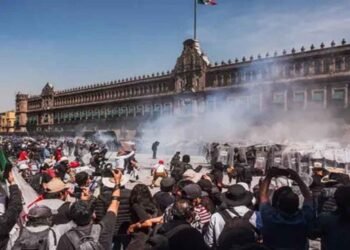 मेक्सिको में Gen Z ने भड़का आक्रोश, नेशनल पैलेस की बाड़ तोड़ी, मेयर की हत्या के बाद हंगामा