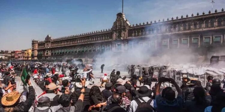 मेक्सिको में Gen Z ने भड़का आक्रोश, नेशनल पैलेस की बाड़ तोड़ी, मेयर की हत्या के बाद हंगामा