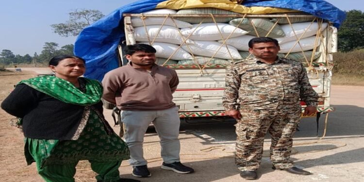 रायपुर : राजस्व टीम ने साईंटागर बैरियर के पास 60 बोरी अवैध धान परिवहन करते किया जब्त