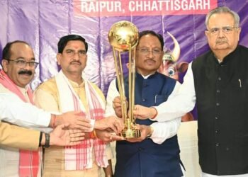 रायपुर : मुख्यमंत्री और विधानसभा अध्यक्ष ने हॉकी मेन्स जूनियर वर्ल्ड कप ट्रॉफी 2025 का किया भव्य अनावरण