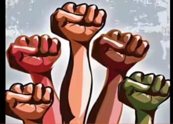 बैतूल में संविदा कर्मचारियों का अनोखा प्रदर्शन, थाली-चम्मच-लोटा बजाकर आदिवासी विकास विभाग के खिलाफ आंदोलन