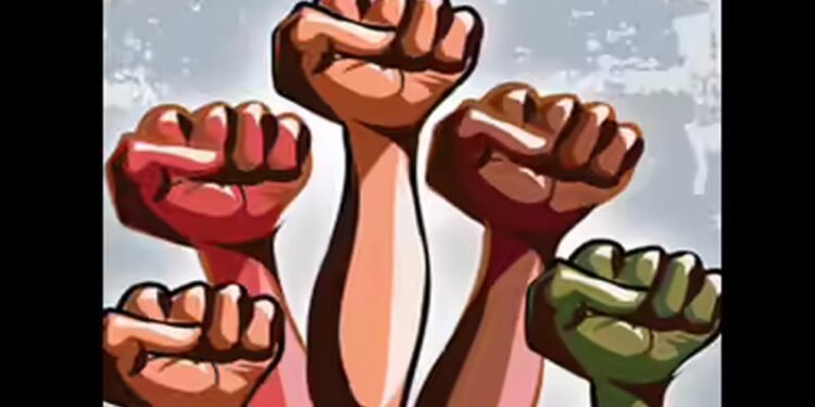 बैतूल में संविदा कर्मचारियों का अनोखा प्रदर्शन, थाली-चम्मच-लोटा बजाकर आदिवासी विकास विभाग के खिलाफ आंदोलन