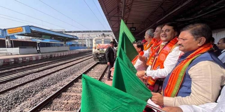 रामलला दर्शन योजना के तहत भारत गौरव स्पेशल ट्रेन राजनांदगांव से अयोध्या धाम के लिए रवाना