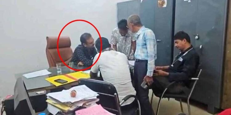 नगर पालिका के इंजीनियर 30 हजार की रिश्वत लेते ACB के ट्रैप में गिरफ्तार