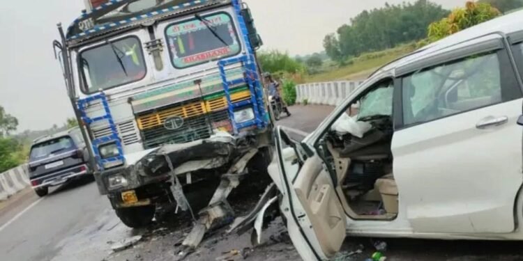 गुना में तेज रफ्तार कार ट्रक से भिड़ी, तीन दोस्तों की मौके पर मौत