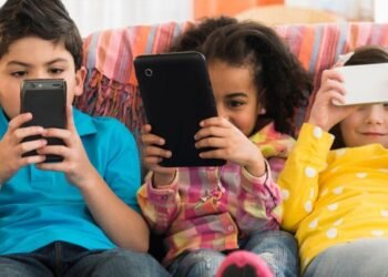 अध्ययन का खुलासा: 73% लोग मोबाइल की लत के शिकार, मानसिक स्वास्थ्य पर बढ़ता खतरा