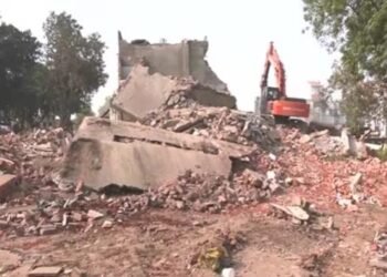 अहमदाबाद झील से अवैध कब्जा हटाने पहुँची 15 JCB मशीनें, 918 मकानों पर चला बुलडोज़र