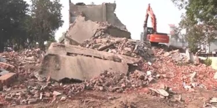 अहमदाबाद झील से अवैध कब्जा हटाने पहुँची 15 JCB मशीनें, 918 मकानों पर चला बुलडोज़र