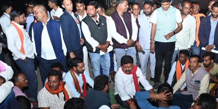 किसानों की शिकायत पर उपमुख्यमंत्री ने ग्राम कुरूवा के पटवारी को तत्काल निलंबित करने के दिए निर्देश