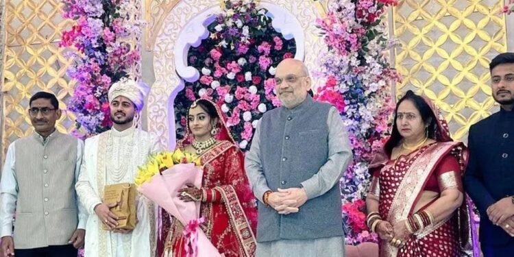 BJP कार्यालय के टाइपिस्ट की बेटी की शादी में शामिल हुए अमित शाह, सोशल मीडिया पर चर्चा