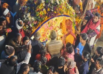 ओरछा में उत्सव: खजरी का मुकुट पहनकर बुंदेली अंदाज में निकले श्रीराम राजा सरकार